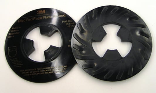 3M(TM) Disc Pad Face Plate Ribbed 81733, 5 in Hard Black