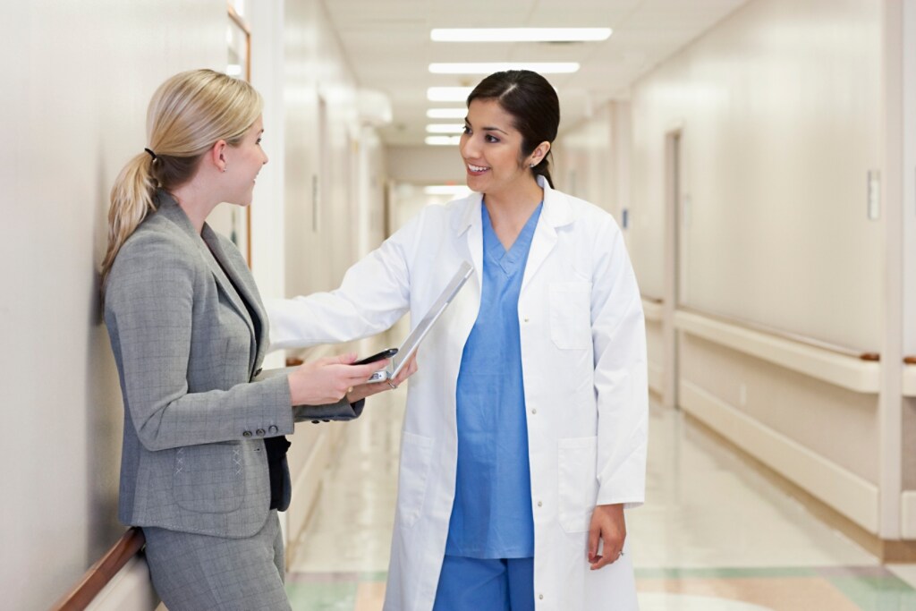 Professionnel de la santé s’adressant à un codeur dans un hôpital.