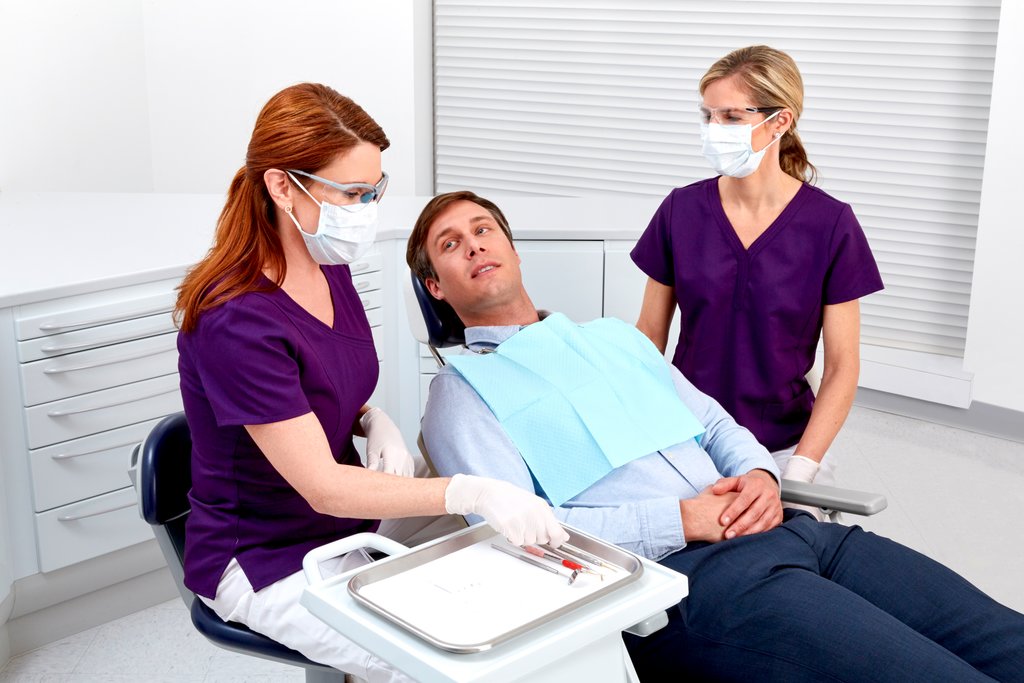 Dentistes travaillant sur un patient.