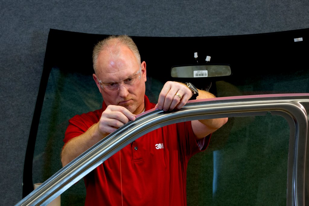 Un technicien de 3M inspecte une porte de voiture