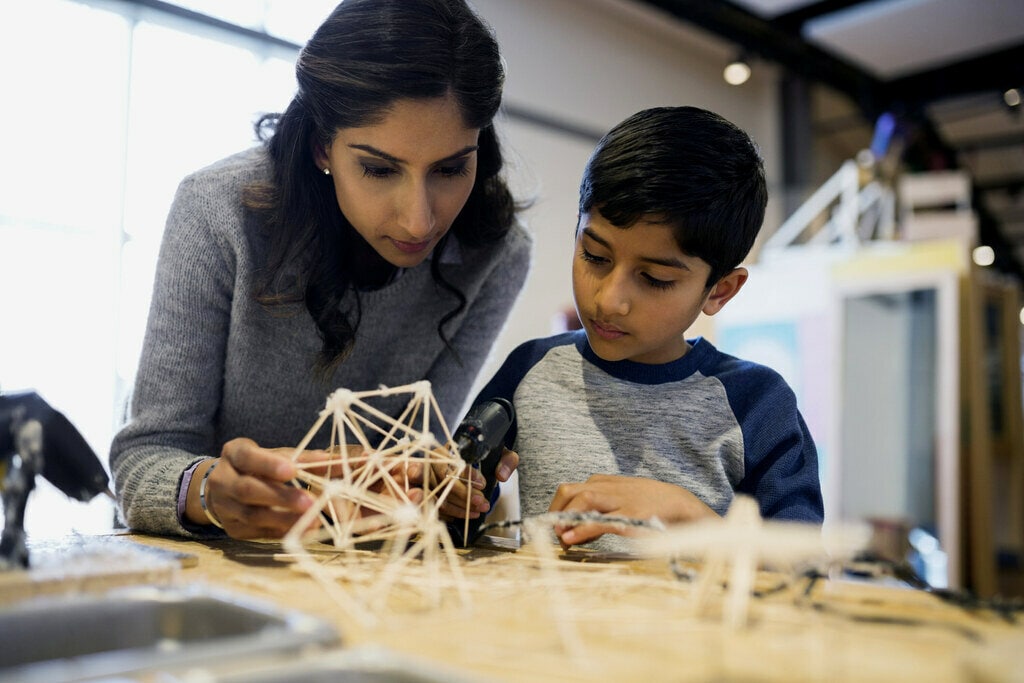 Enfants Scientifiques Faisant Une Expérience Scientifique