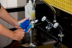 A Esponja Não Risca Azul Scotch-Brite limpa de forma suave sem riscar as peças mesmo nas superfícies mais delicadas. É ótima para acrílico, cristal, vidro, inox e utensílios com revestimento antiaderente, sendo suaves com as superfícies, mas firmes na remoção das sujeiras. É também fácil de segurar e de ser utilizada e possui ótima durabilidade.