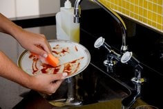 A Esponja Não Risca Laranja Scotch-Brite limpa de forma suave sem riscar as peças mesmo nas superfícies mais delicadas. É ótima para acrílico, cristal, vidro, inox e utensílios com revestimento antiaderente, sendo suaves com as superfícies, mas firmes na remoção das sujeiras. É também fácil de segurar e de ser utilizada e possui ótima durabilidade.