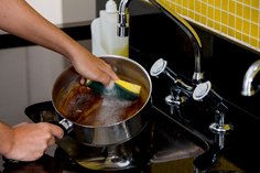 A Esponja Multiuso Scotch-Brite é a solução ideal para remoção de sujeiras difíceis nos mais diversos tipos de superfície. Com alto poder de limpeza, ela dura até quatro semanas e é ótima para uso na cozinha, em garagens e em ambientes externos.