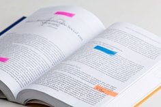 Imagem de uso dos marcadores de páginas transparentes Post-it no livro
