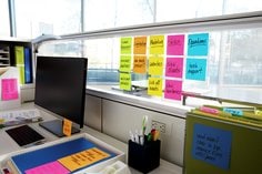 Imagem de uso de notas adesivas Post-it no escritório