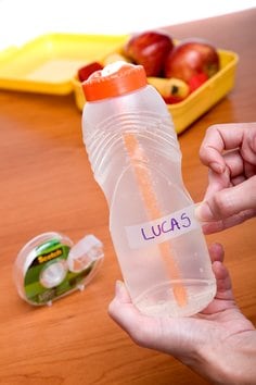 Fita mágica sendo usada como etiqueta