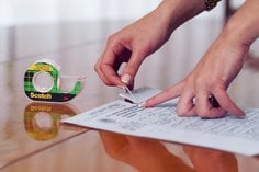 Fita mágica sendo usada em papel