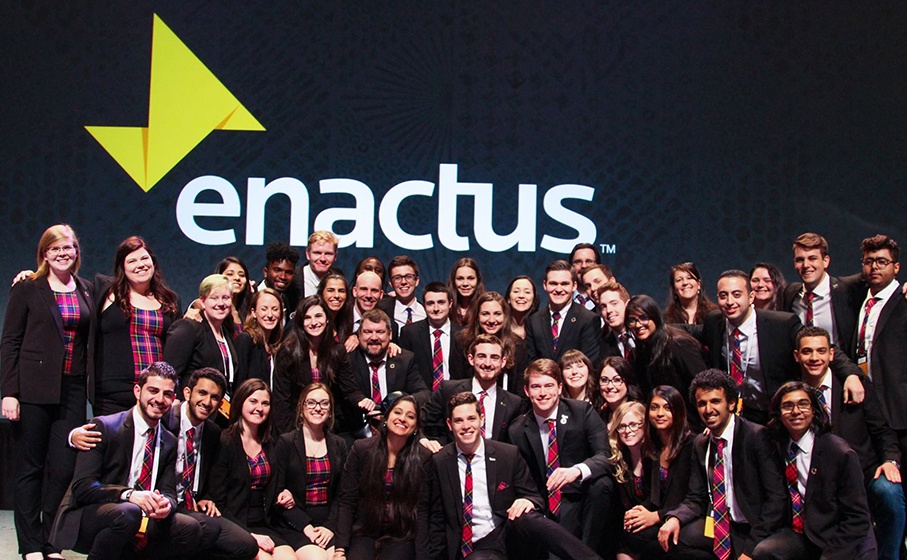 VANCOUVER, COLOMBIE-BRITANNIQUE – Mai 2017 – L’équipe Enactus de SMU célèbre sa victoire à l’exposition nationale d’Enactus Canada 2017.