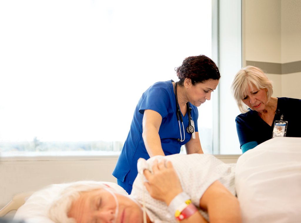 Patient âgé recevant des soins dans un milieu hospitalier