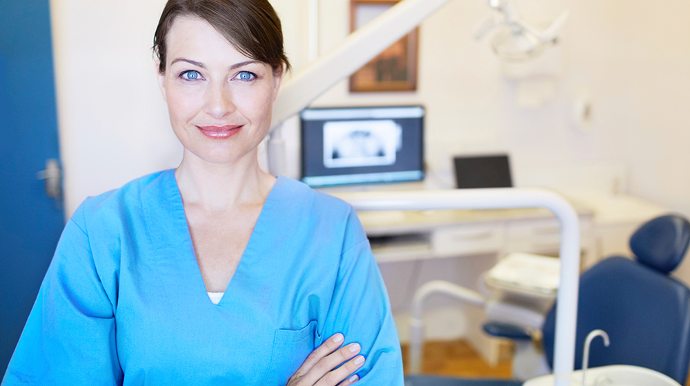 une femme dentiste