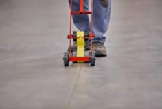 3M™ Applicator M-1 Applying 3M™ Vinyl Tape 471 Yellow