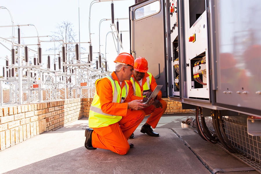 électriciens travaillant sur un site de construction