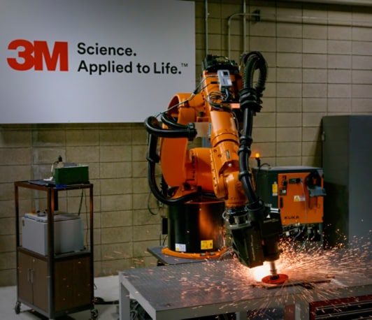 Robot grinding a weld with a fibre disc