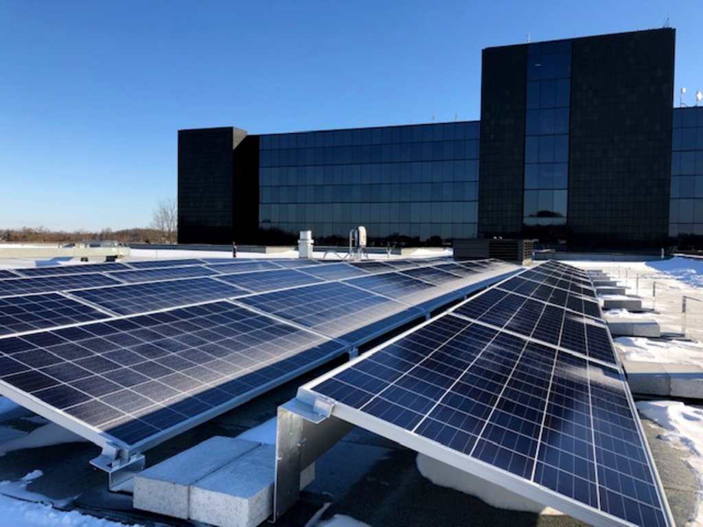 Quatre rangées de panneaux solaires sur le toit du siège social de 3M Canada.