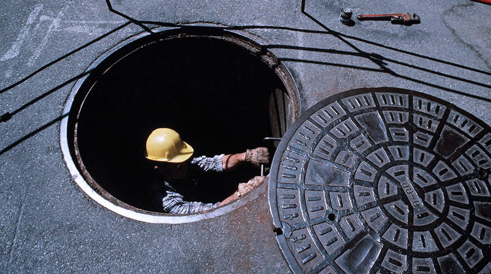 worker AND manhole