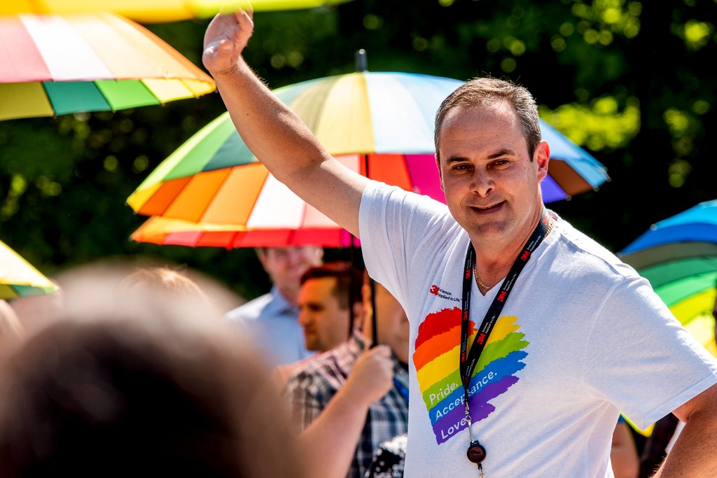 Tim Brown qui montre son soutien pendant la cérémonie du lever du drapeau de 3M.