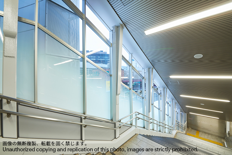 ゆりかもめ 新橋駅-3M™ ファサラ™ フィルム施工事例