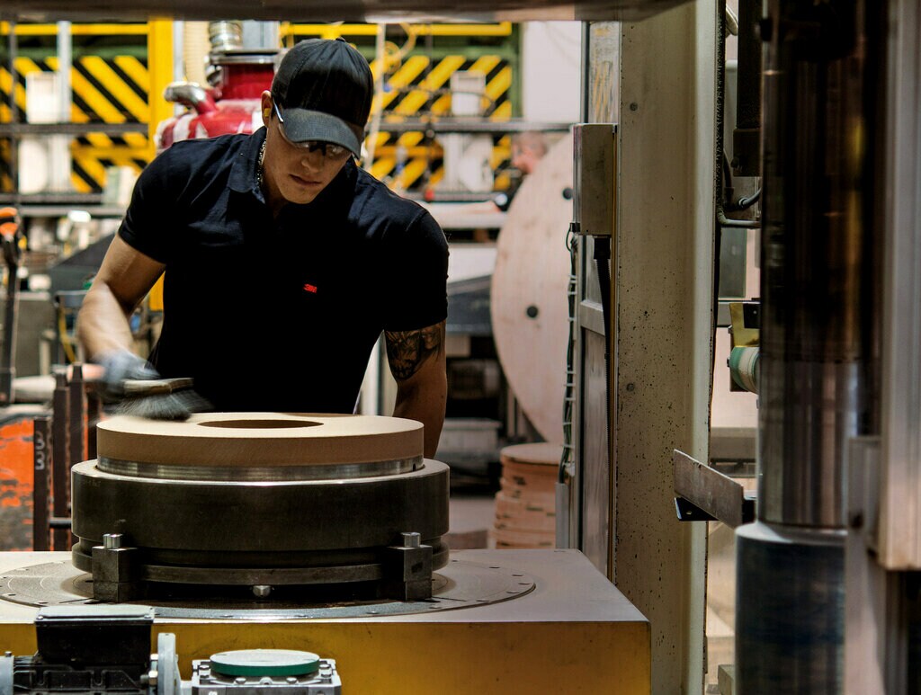 Man working with a grinding wheel 