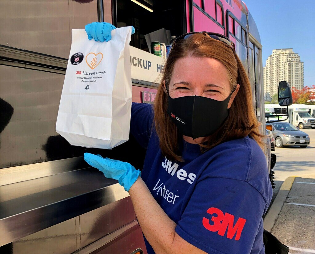 3M employee holding a 3M Harvest Lunch meal