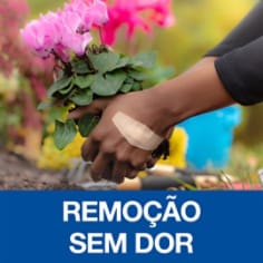Banner em portugues Nexcare™ DUO Beneficio 2 com imagem de mão e flores