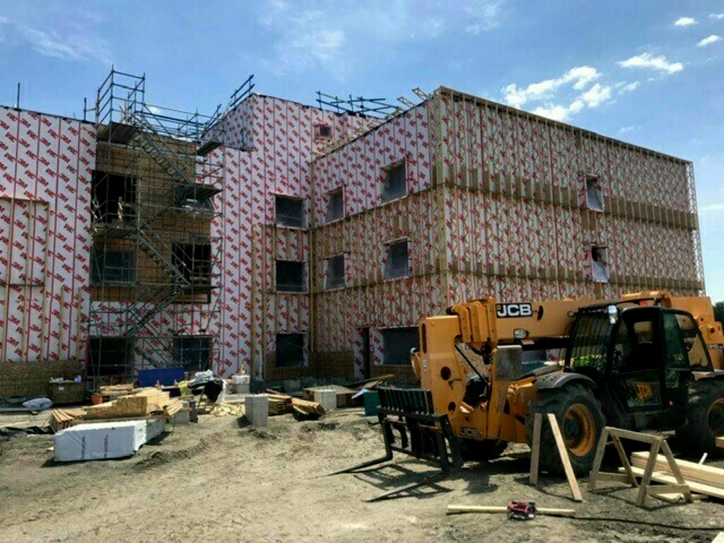 Bâtiment en construction enveloppé d’une Membrane pare-air 3M