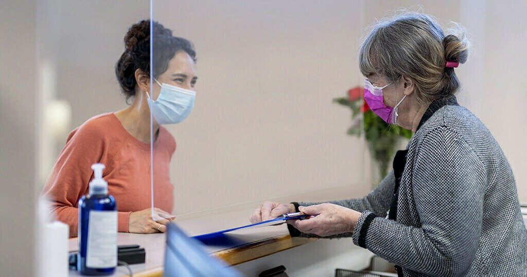 Un patient à la réception ou en dialogue avec un dentiste 