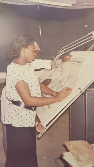 Ancienne photo de Tomiwa Olukiyesi en train de travailler sur une table à dessin à l’école d’ingénierie au Nigéria.