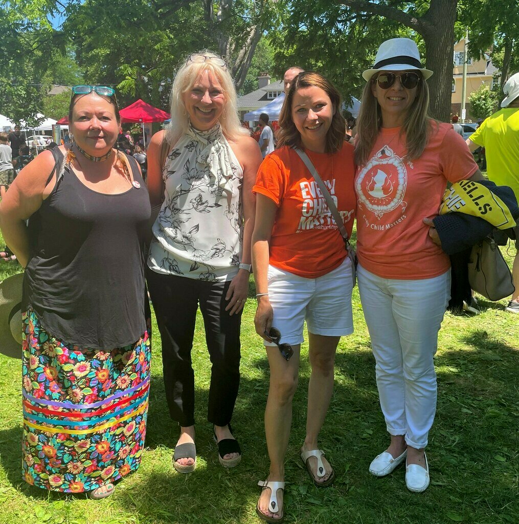 Pauline Handfield, Laura Da Silva, Melissa Jurenas et Kathie Bavota posent pour une photo ensemble