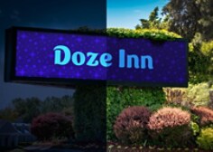 Doze Inn illuminated sign with 50/50 split day and night using 3M™ Panagraphics™ III Wide Width Flexible Substrate and 3M™ Scotchcal™ Gloss Overlaminate 3658G