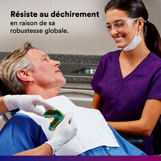 Image secondaire 2 à utiliser sur le PDP Express 2 VPS Regular Set montrant des mains gantées tenant une empreinte dentaire bleue/jaune de série régulière et un dentiste souriant au patient et le texte « Résiste aux déchirures en raison de la ténacité globale »