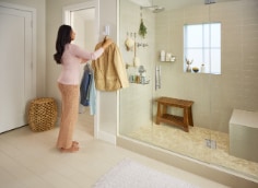 17029-command-bathroom-lifestyle-3.tif