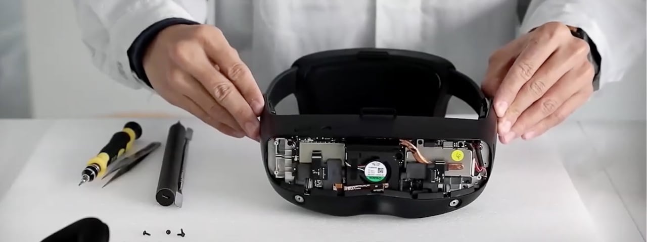 Photo of internal components of VR headset with 3M Harp lenses