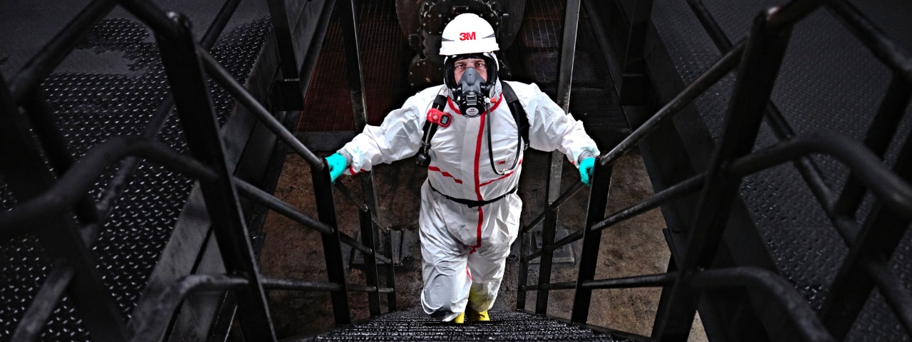 Photo of an industrial worker wearing 3M personal protective equipment