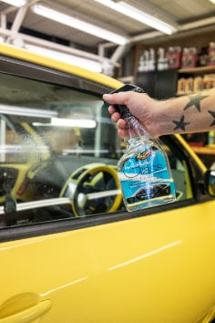 Meguiars-G8216-PerfectClarity-Glass-Cleaner-App1.jpg
