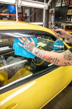 Meguiars-G8216-PerfectClarity-Glass-Cleaner-App2.jpg