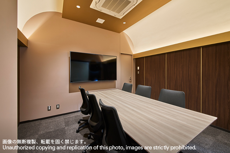 株式会社ナリコー - 天井、壁面の目地にME-2557、モニター後ろの壁面にPS-3098MTを施工