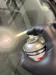 3m-aad-applying-cleaning-spray-on-glass-2.jpg