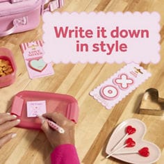 Post-it™ love notes gel pen pink ink, durable barrel with fun pattern pen, write down with style, celebrate valentine's and Galentine's day, gift ready with delightfull desktop accessories.