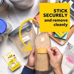 Post it®, Label On-a-Roll 658, B+ 03, JPG file, stick securely, remove cleanly, top view image of male hands using On-a-Roll post it to label food storage containers.