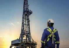 Oil & Gas Application Image on on-shore oil rig featuring H700 Litecom X50 harness Securefit 500