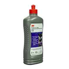 Vista em ângulo de três quartos de uma garrafa cinza de 500 ml do 3M Perfect-It™ 1-Step Finishing Compound. A tampa flip-top vermelha e o rótulo frontal estão claramente visíveis, enquanto os pontos texturizados de aderência ao longo da lateral da garrafa também podem ser vistos. O produto foi fotografado sobre um fundo liso cinza-claro.