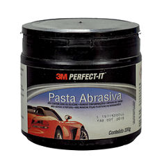 Vista frontal de um recipiente preto de pasta abrasiva 3M Perfect-It com rótulo azul e gráfico de carro esportivo laranja, 200 g.