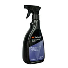 Vista lateral em ângulo de um frasco spray preto de 3M Perfect-It Final Cleaning, 500 ml.