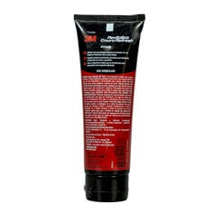 Vista traseira de um tubo preto de restaurador para couro e vinil 3M Revitaliza Couro Refresh mostrando instruções de uso, informações do produto e código de barras, 120 g.