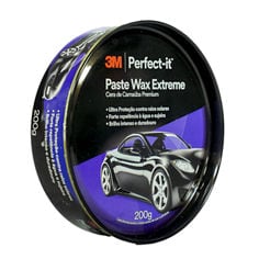 Vista lateral em ângulo de uma lata preta de 3M Perfect-It Paste Wax Extreme com imagem de carro no rótulo, 200 g.
