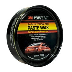 Vista lateral em ângulo de uma lata preta de 3M Perfect-It Show Car Paste Wax com gráfico de carro no rótulo, 200 g.
