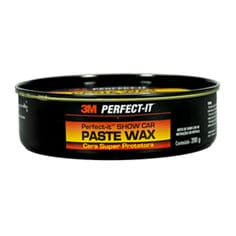 Vista frontal de uma lata preta de 3M Perfect-It Show Car Paste Wax com rótulo laranja e amarelo, 200 g.