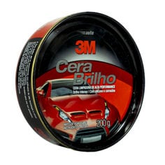 Vista lateral em ângulo de uma lata preta de cera automotiva 3M Cera Brilho com gráfico de carro esportivo vermelho no rótulo, 200 g.