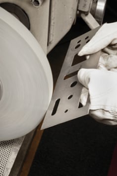 Scotch-Brite™ EXL-XP Deburring Wheel Application on Metal Plate